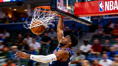 篮球NBA赛事直播画面 - 球员扣篮瞬间